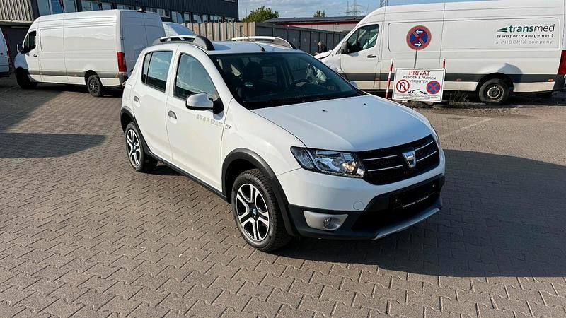 Weiß Gebraucht 2015 Dacia Sandero Stepway Kleinwagen | 5.650 € (Guter Preis) - Bild 1/4