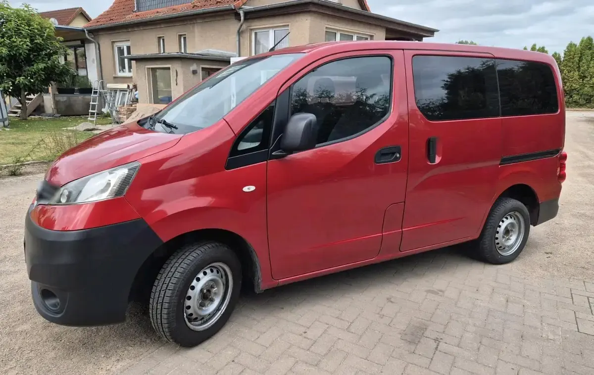 Gebraucht Nissan NV200 105 PS (77 kW) 2010 Rot Van / Kleinbus