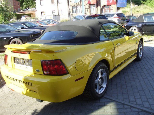 Second-hand Ford Mustang 193 CP (141 kW) 2004 Galben Cabrio