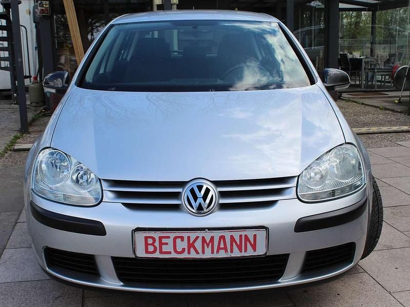 Reflexsilber metallic Gebraucht 2006 VW Golf V Trendline Kleinwagen | 4.400 € (Fairer Preis) - Bild 1/4