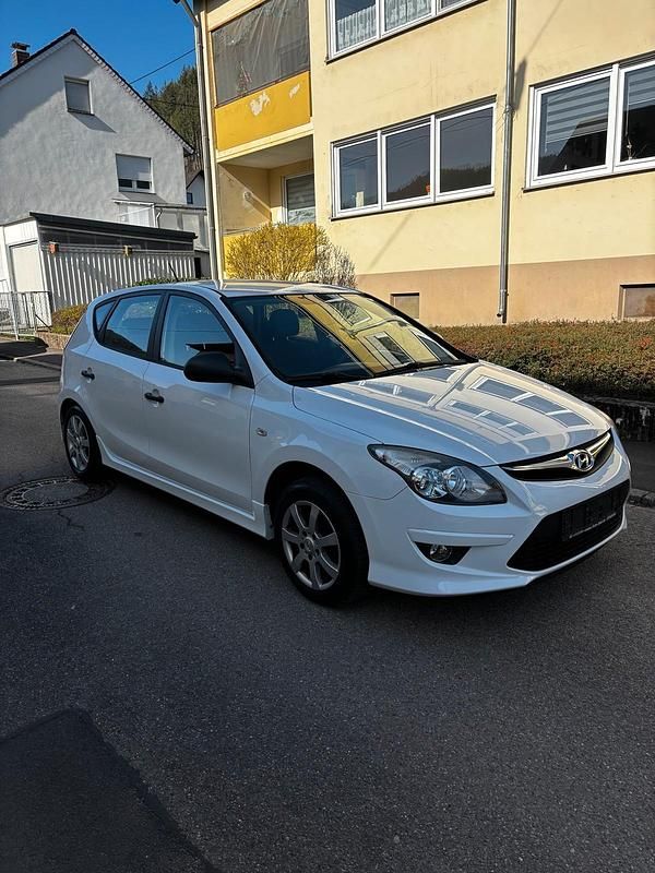 Gebraucht Hyundai i30 109 PS (80 kW) 2011 Weiß Kleinwagen