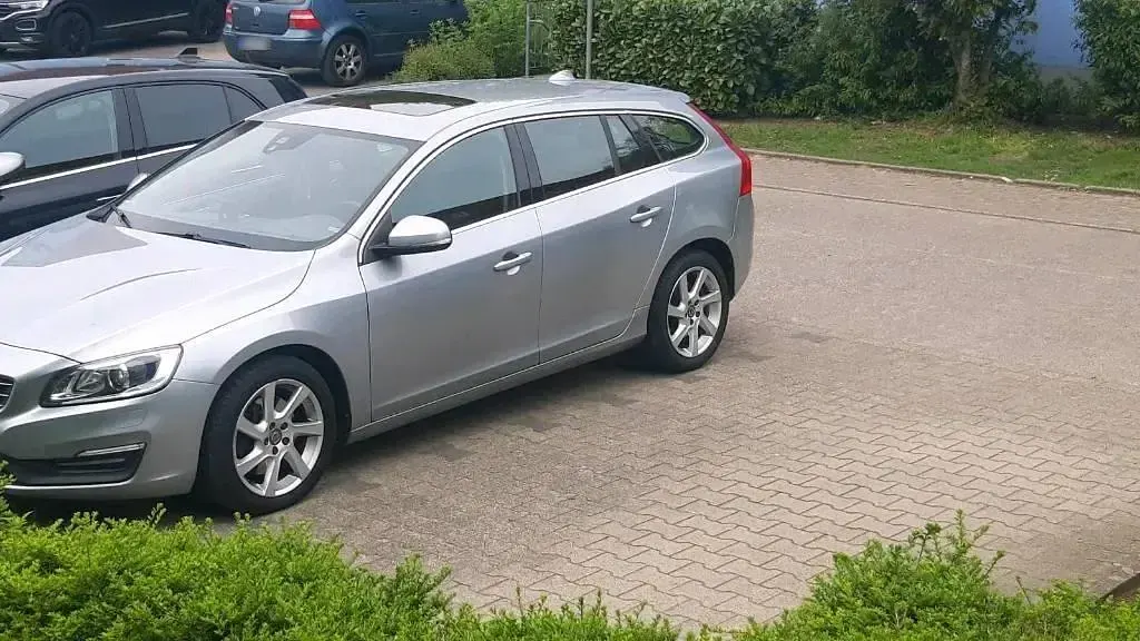 Gebraucht Volvo V60 Momentum 215 PS (158 kW) 2015 Silber Kombi