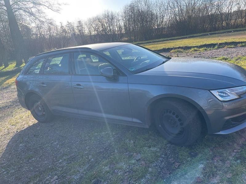 Gebraucht Audi A4 Ambiente 150 PS (110 kW) 2019 Grau Kombi