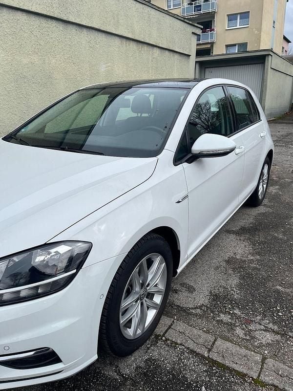 Weiß Gebraucht 2019 VW Golf Comfortline Limousine | 14.900 € - Bild 1/3