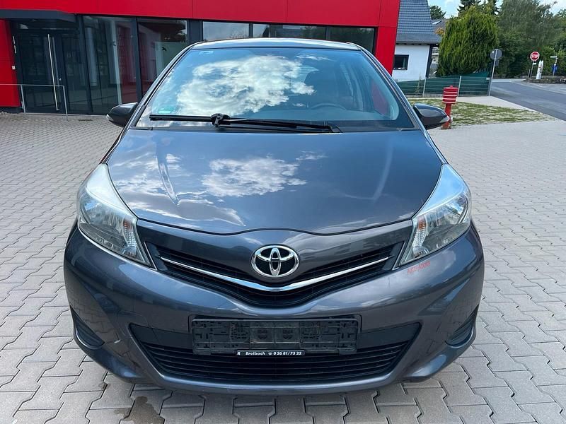 Braun Gebraucht 2012 Toyota Yaris Limousine | 3.999 € (Fairer Preis) - Bild 1/4