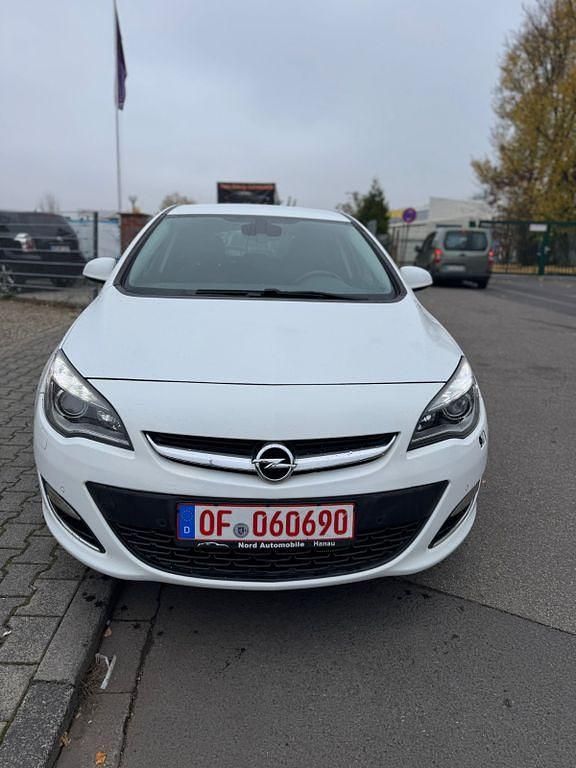 Weiß Gebraucht 2012 Opel Astra Limousine | 5.500 € (Fairer Preis) - Bild 1/4