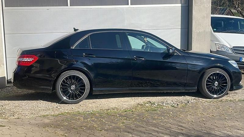 Schwarz Gebraucht 2011 Mercedes E350 Avantgarde Limousine | 12.000 € (Guter Preis) - Bild 1/4