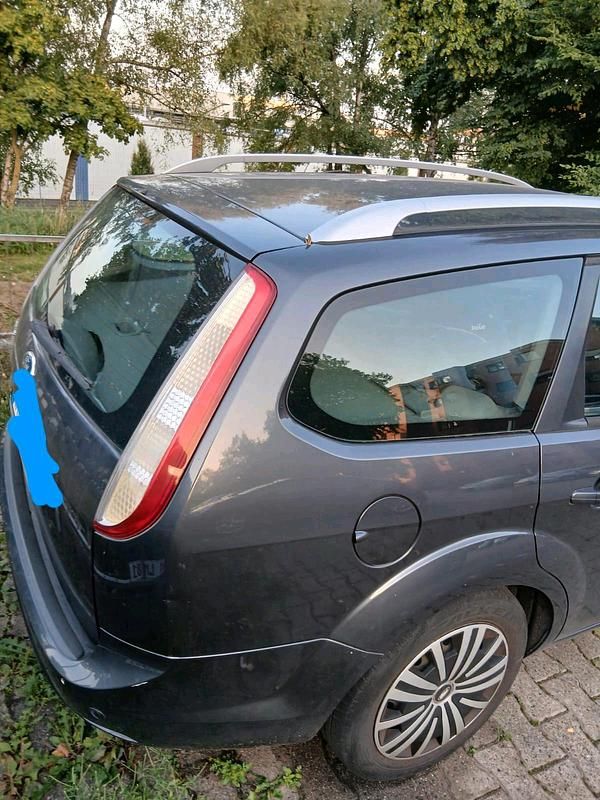 Grau Gebraucht 2010 Ford Focus Kombi | 310 € - Bild 1/4