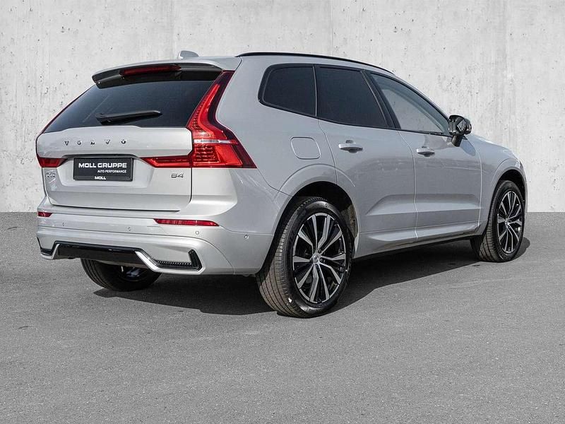 Gebraucht Volvo XC60 Plus 197 PS (144 kW) 2023 Silver dawn / metallic SUV