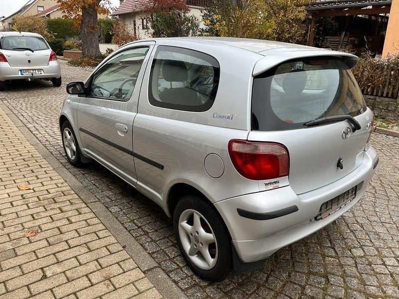 Gebraucht Toyota Yaris Sol 68 PS (50 kW) 2000 Silber Limousine