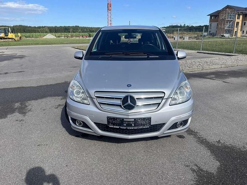 Grau Gebraucht 2009 Mercedes B180 Van / Kleinbus | 4.850 € (Guter Preis) - Bild 1/4