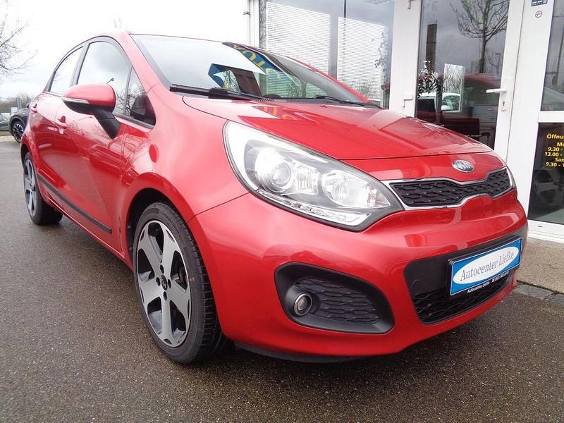 Gebraucht Kia Rio Spirit 109 PS (80 kW) 2013 Rot Limousine