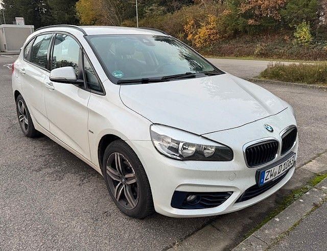 Weiß Gebraucht 2015 BMW 216 Active Tourer Sport Line Van / Kleinbus | 7.499 € (Fairer Preis) - Bild 1/4