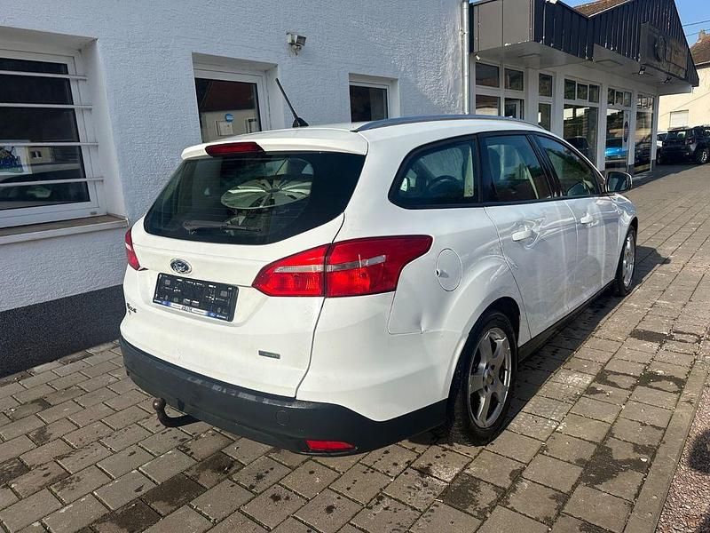 Gebraucht Ford Focus Trend 125 PS (91 kW) 2018 Weiß Limousine