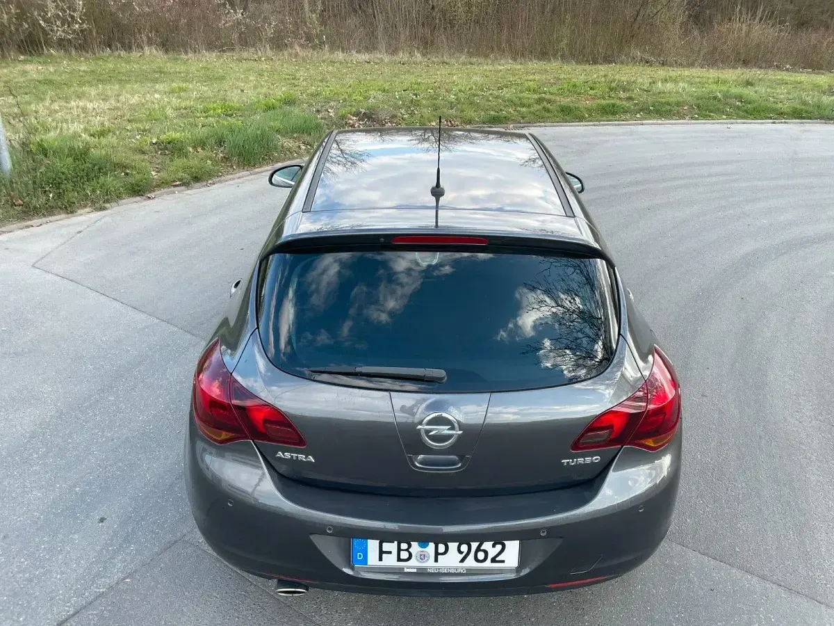 Usado Opel Astra Design Edition 140 HP (102 kW) 2011 Cinzento Sedan