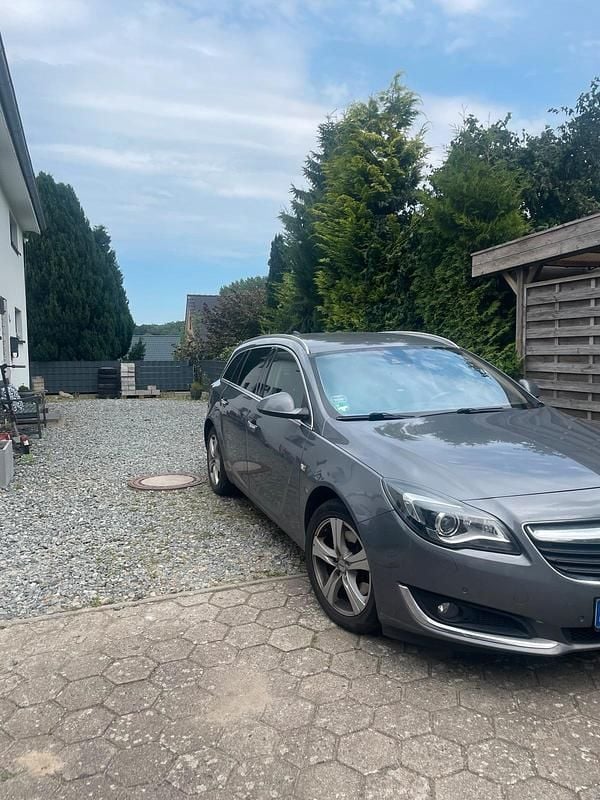Grau Gebraucht 2016 Opel Insignia Kombi | 8.250 € (Fairer Preis) - Bild 1/4