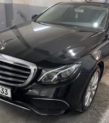 Schwarz Gebraucht 2018 Mercedes E220 Limousine | 25.500 € (Fairer Preis) - Bild 1/4