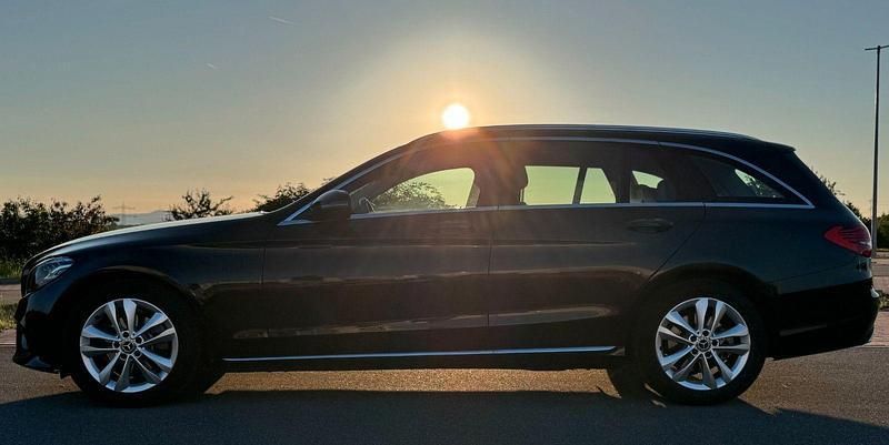 Schwarz Gebraucht 2019 Mercedes C180 Avantgarde Kombi | 22.400 € (Superpreis) - Bild 1/4