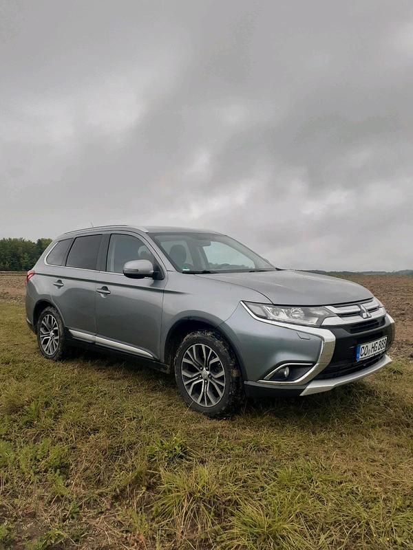 Grau Gebraucht 2016 Mitsubishi Outlander SUV | 15.500 € - Bild 1/4