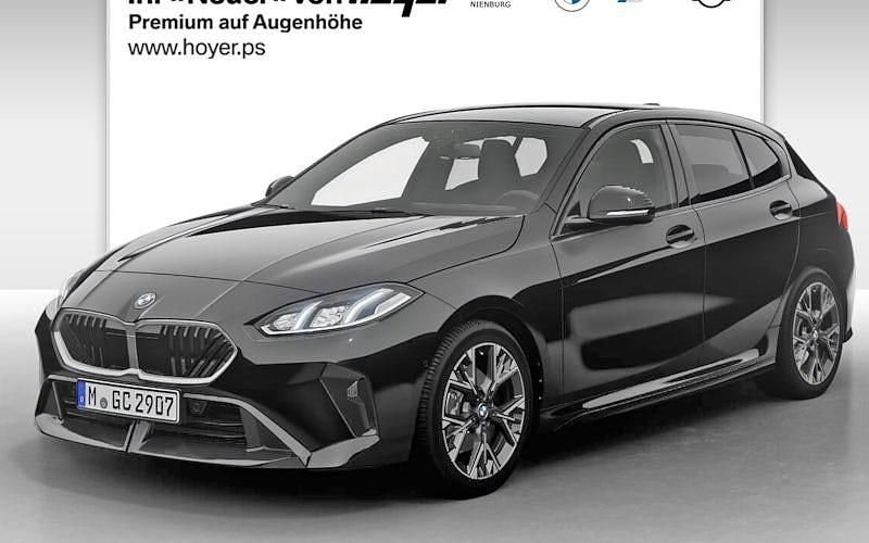 Saphirschwarz metallic Neu 2025 BMW 120 M Sport Kleinwagen | 35.690 € (Fairer Preis) - Bild 1/4