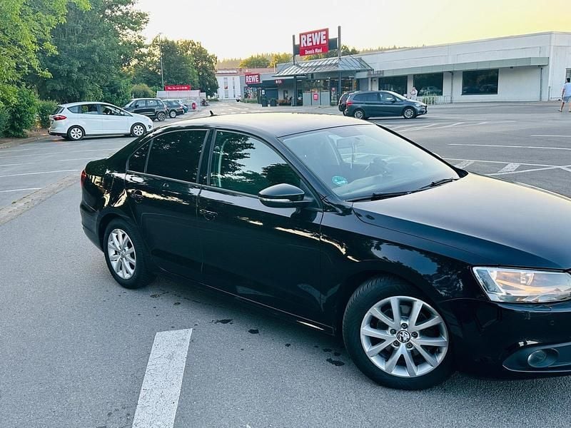 Gebraucht VW Jetta 105 PS (77 kW) 2011 Schwarz Limousine