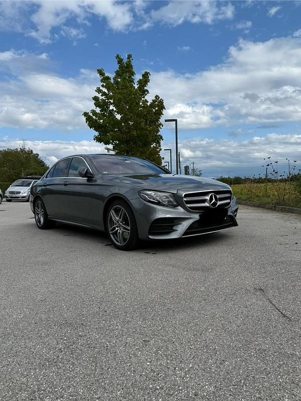 Grau Gebraucht 2019 Mercedes E400 AMG line Limousine | 27.500 € (Guter Preis) - Bild 1/4