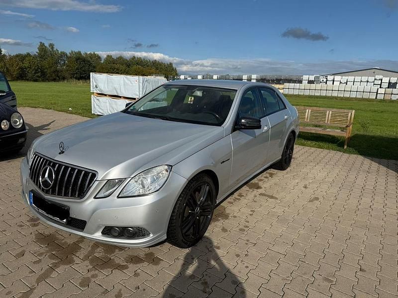 Silber Gebraucht 2010 Mercedes E220 Limousine | 5.900 € (Superpreis) - Bild 1/4
