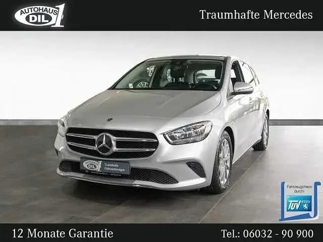 Silber (iridiumsilber metalliclack) Gebraucht 2020 Mercedes B180 Style Van / Kleinbus | 19.451 € (Fairer Preis) - Bild 1/3