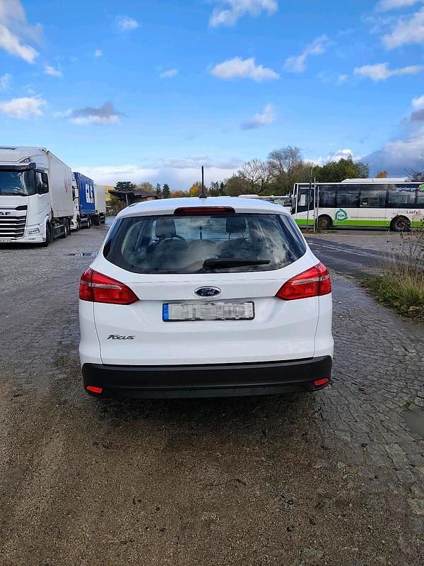 Weiß Gebraucht 2017 Ford Focus Kombi | 7.500 € - Bild 1/4