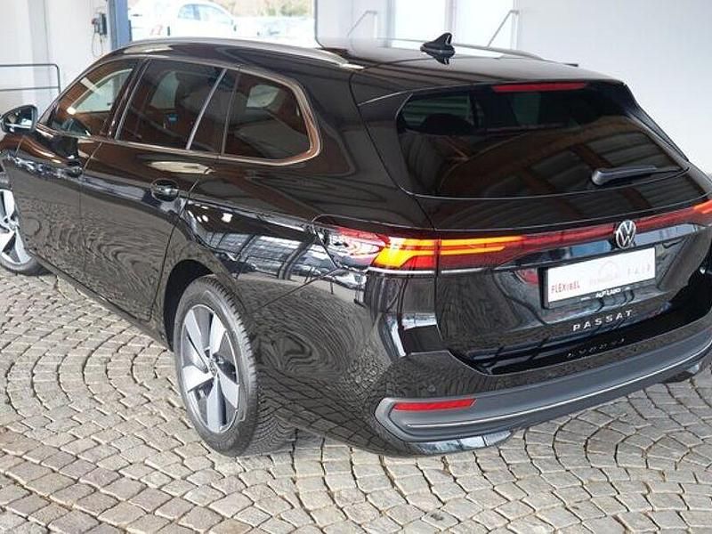 Gebraucht VW Passat 150 PS (110 kW) 2025 Grenadillaschwarzmet. Kombi