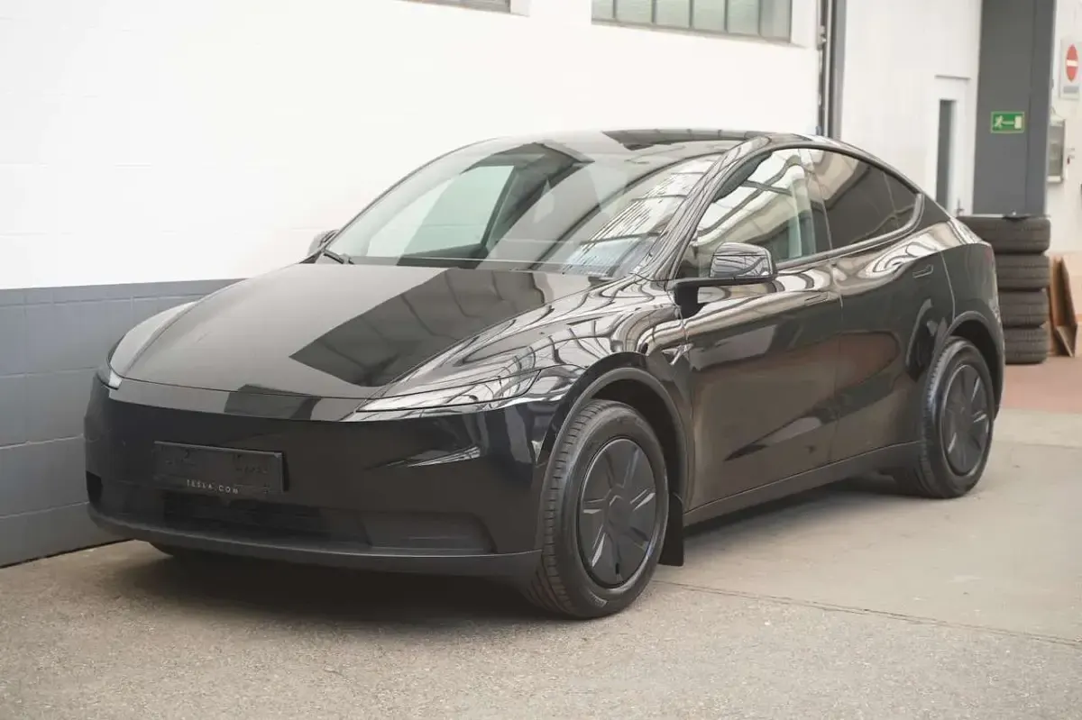 New Tesla Model Y Standard Range 219 kW (299 HP) 2026 Black SUV