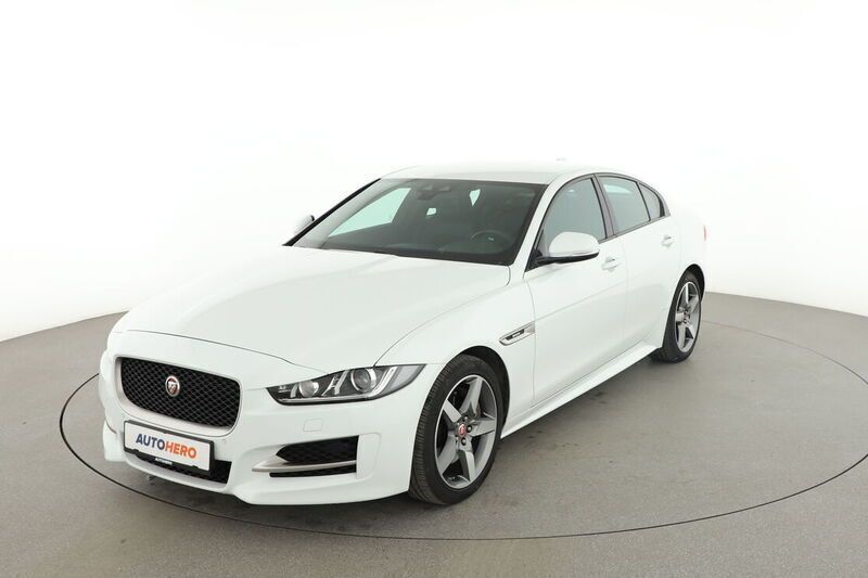 Weiß Gebraucht 2019 Jaguar XE R-Sport Limousine | 22.390 € - Bild 1/4