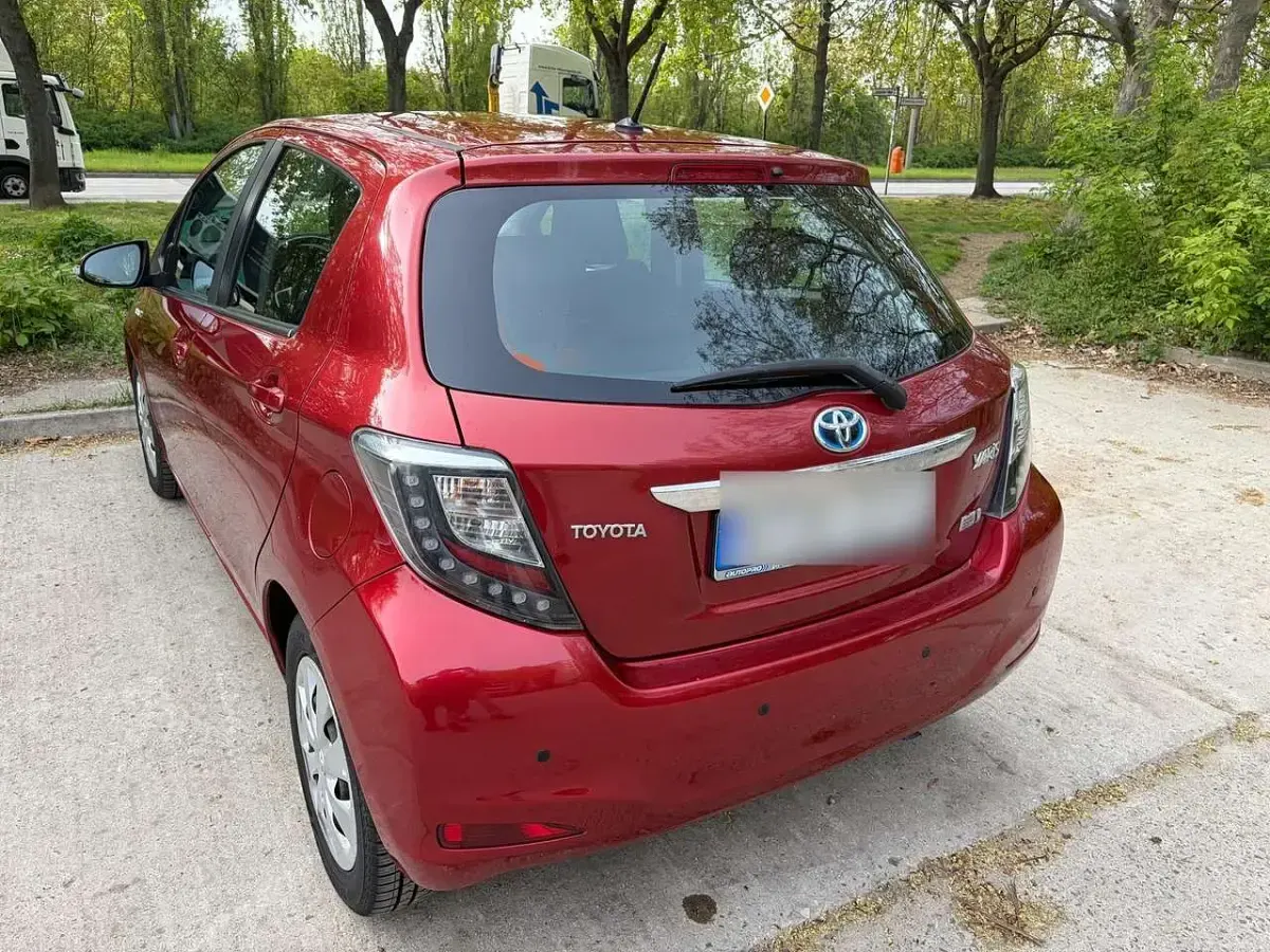 Gebraucht Toyota Yaris Hybrid Edition 101 PS (74 kW) 2014 Rot Limousine