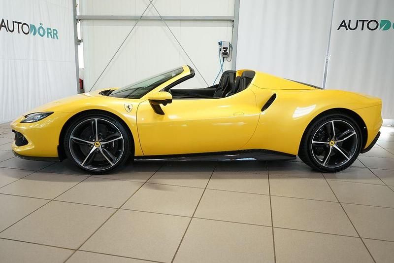 Gebraucht Ferrari 296 829 PS (609 kW) 2024 Giallo triplo strato Cabrio