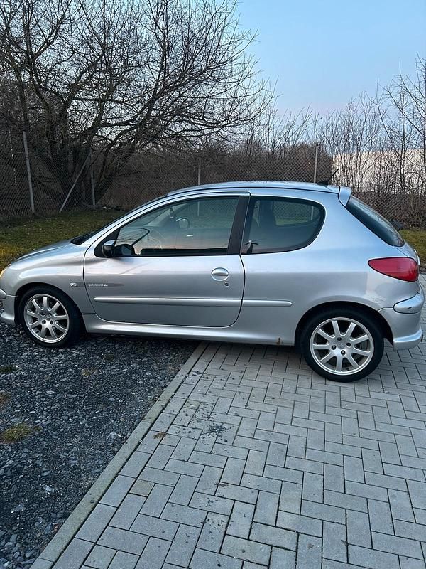 Gebraucht Peugeot 206 109 PS (80 kW) 2002 Silber Kleinwagen