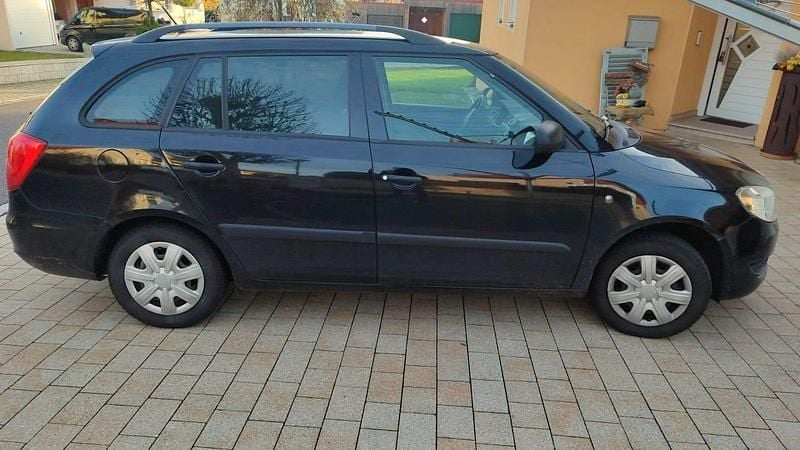 Schwarz Gebraucht 2010 Skoda Fabia Kombi | 2.000 € (Superpreis) - Bild 1/4