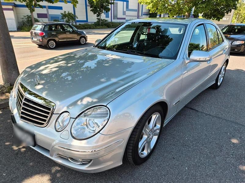 Silber Gebraucht 2007 Mercedes E200 Avantgarde Limousine | 10.399 € (Teuer) - Bild 1/4