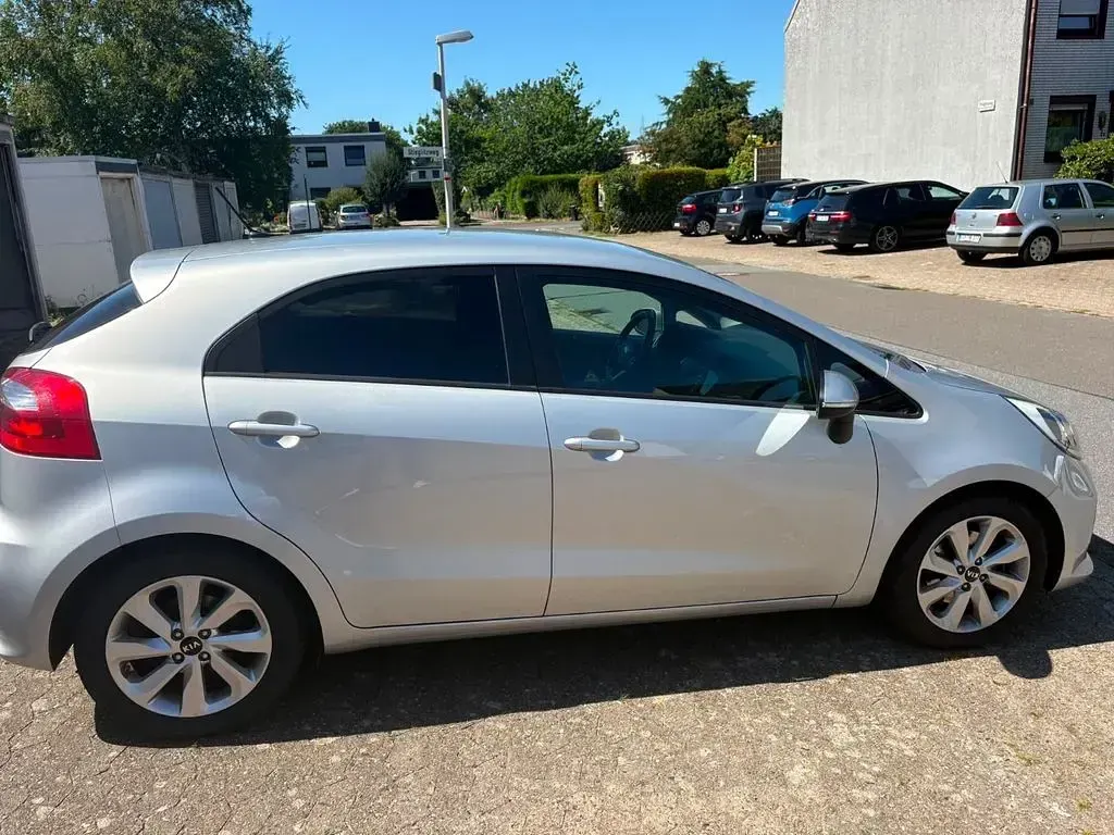Gebraucht Kia Rio DREAM-TEAM Edition 109 PS (80 kW) 2016 Silber Kleinwagen