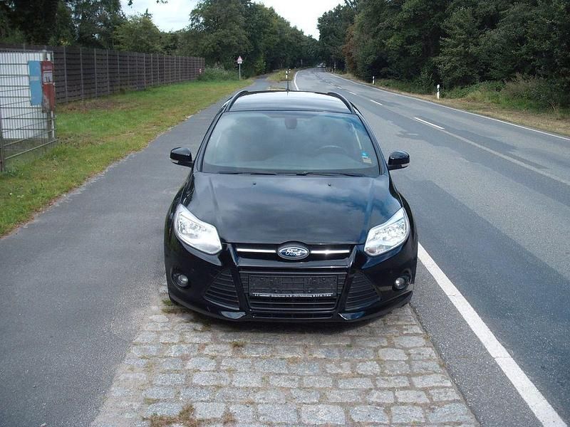 Gebraucht Ford Focus Trend 125 PS (91 kW) 2013 Schwarz Limousine