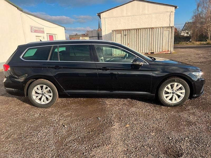 Gebraucht VW Passat Business 122 PS (89 kW) 2023 Schwarz Kombi
