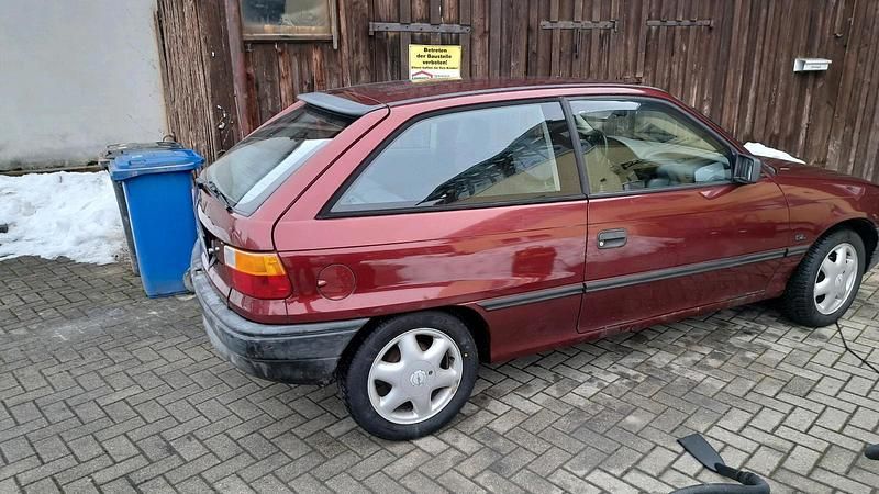 Gebraucht Opel Astra 60 PS (44 kW) 1992 Rot Kleinwagen