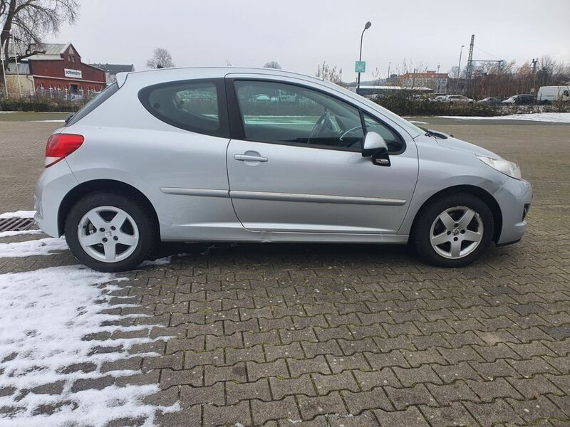 Gebraucht Peugeot 207 Premium 95 PS (69 kW) 2011 Grau Kleinwagen