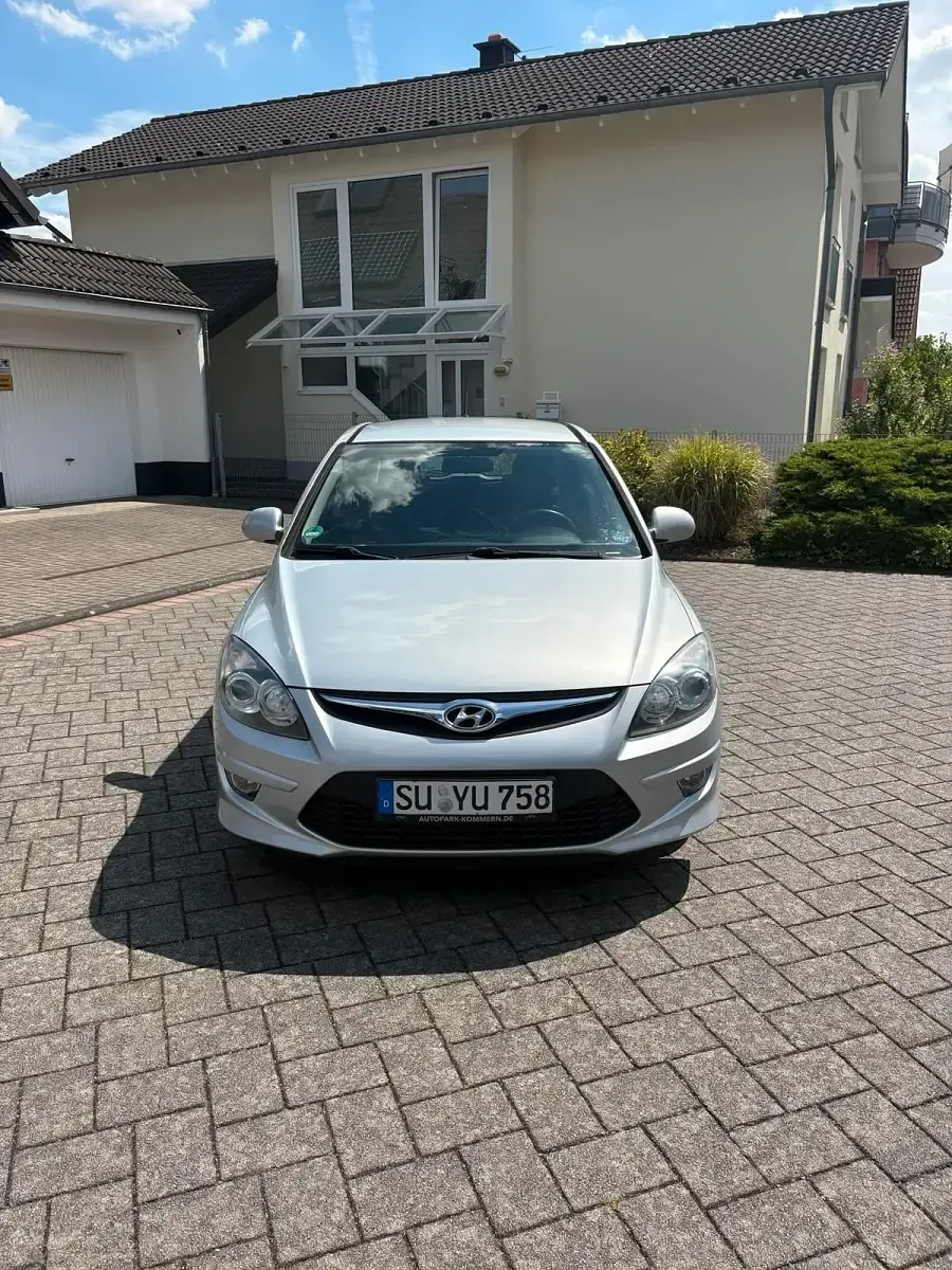 Gebraucht Hyundai i30 90 PS (66 kW) 2012 Silber Kleinwagen