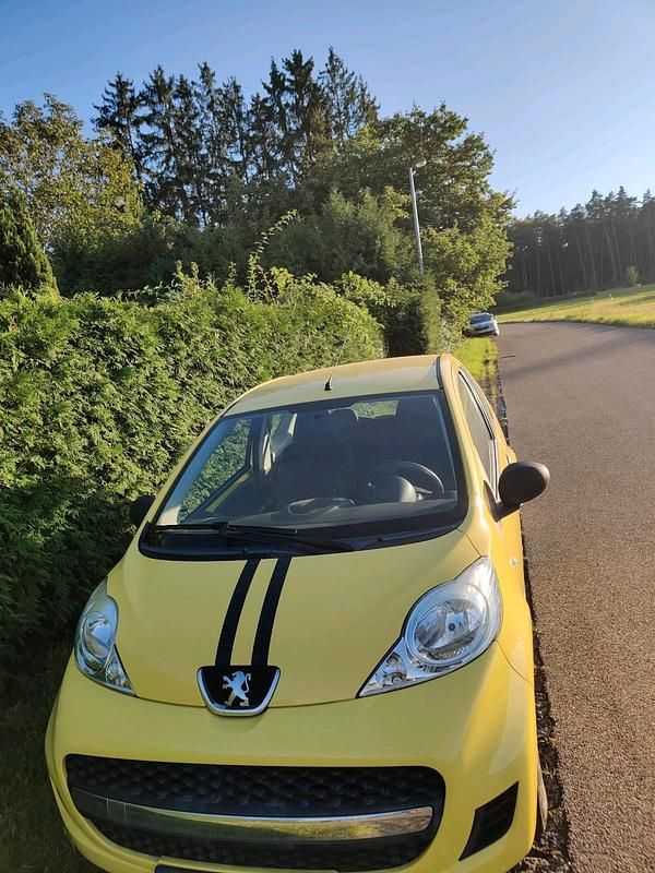 Gelb Gebraucht 2009 Peugeot 107 Kleinwagen | 1.900 € (Guter Preis) - Bild 1/3