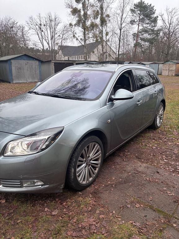 Usado Opel Insignia 160 HP (117 kW) 2012 Verde Carrinha
