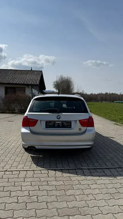 Gebraucht BMW 320 184 PS (135 kW) 2012 Silber Limousine