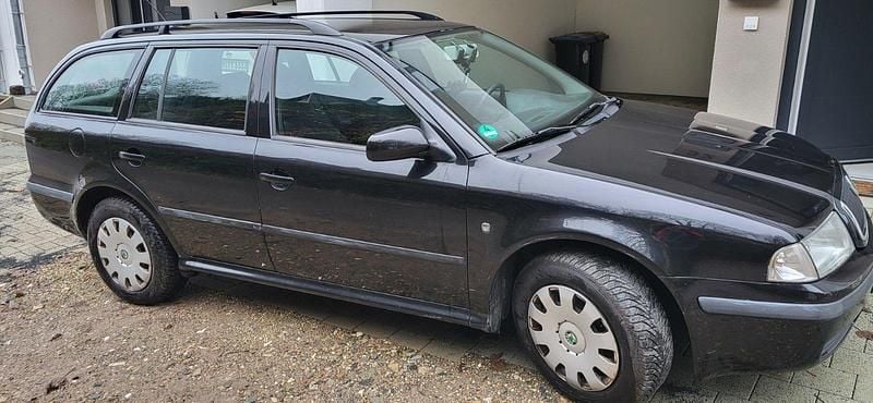 Schwarz Gebraucht 2009 Skoda Octavia Kombi | 3.900 € (Superpreis) - Bild 1/4