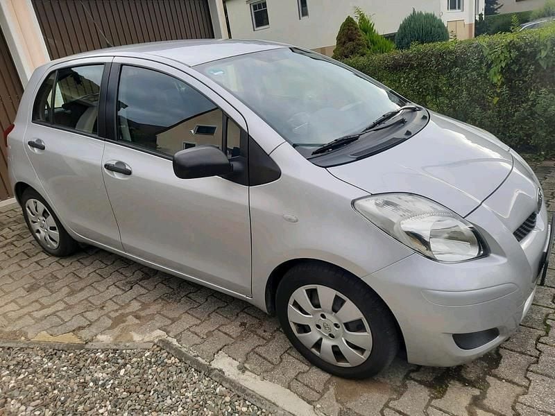Grau Gebraucht 2009 Toyota Yaris Kleinwagen | 3.700 € (Teuer) - Bild 1/4