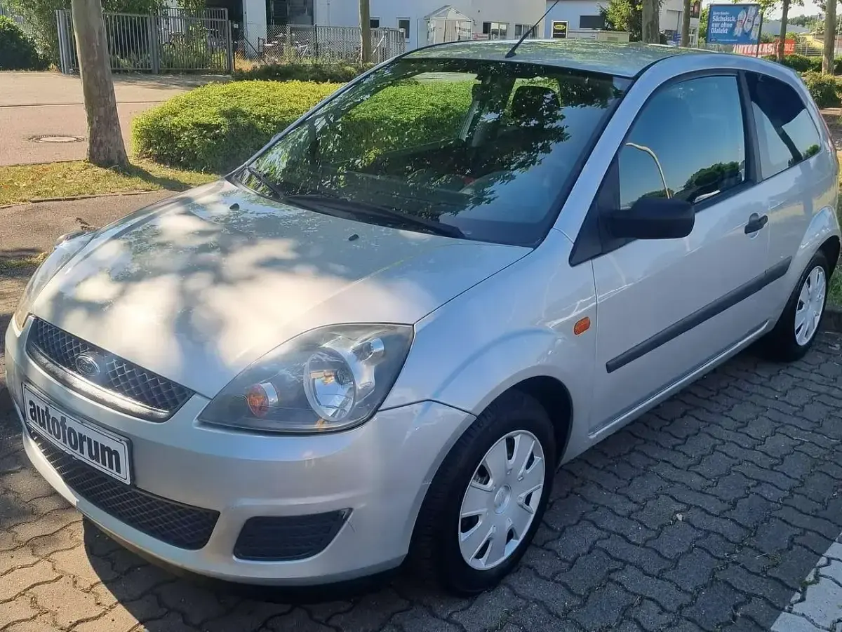 Gebraucht Ford Fiesta Ambiente 60 PS (44 kW) 2007 Polarsilber metallic Kleinwagen
