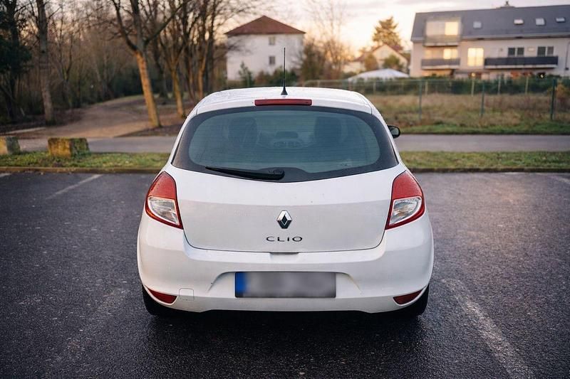 Gebraucht Renault Clio III 75 PS (55 kW) 2009 Weiß Kleinwagen